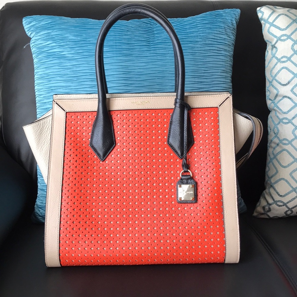 Selling a beautiful gently used Henri Bendel Tote.